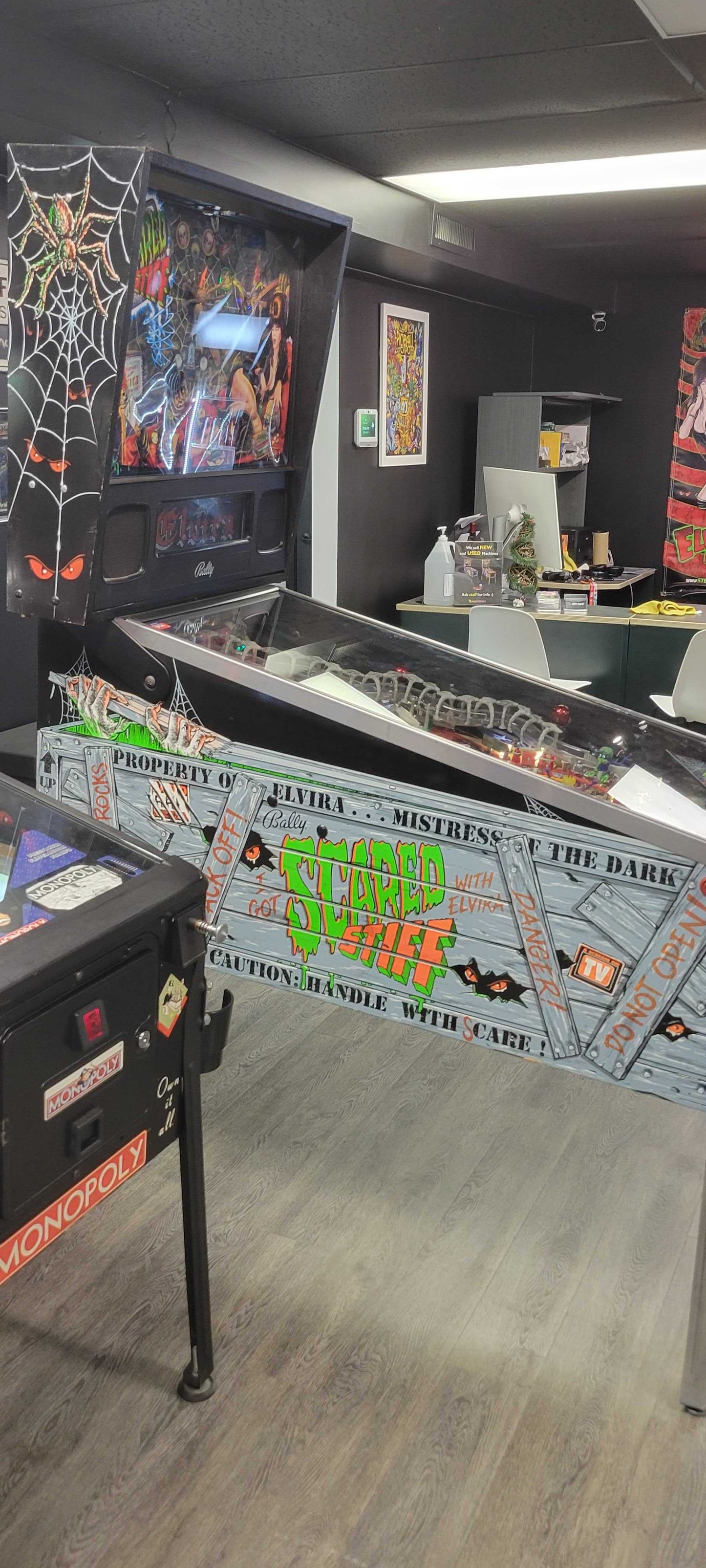 Elvira's Scared Stiff Pinball Machine [USED]